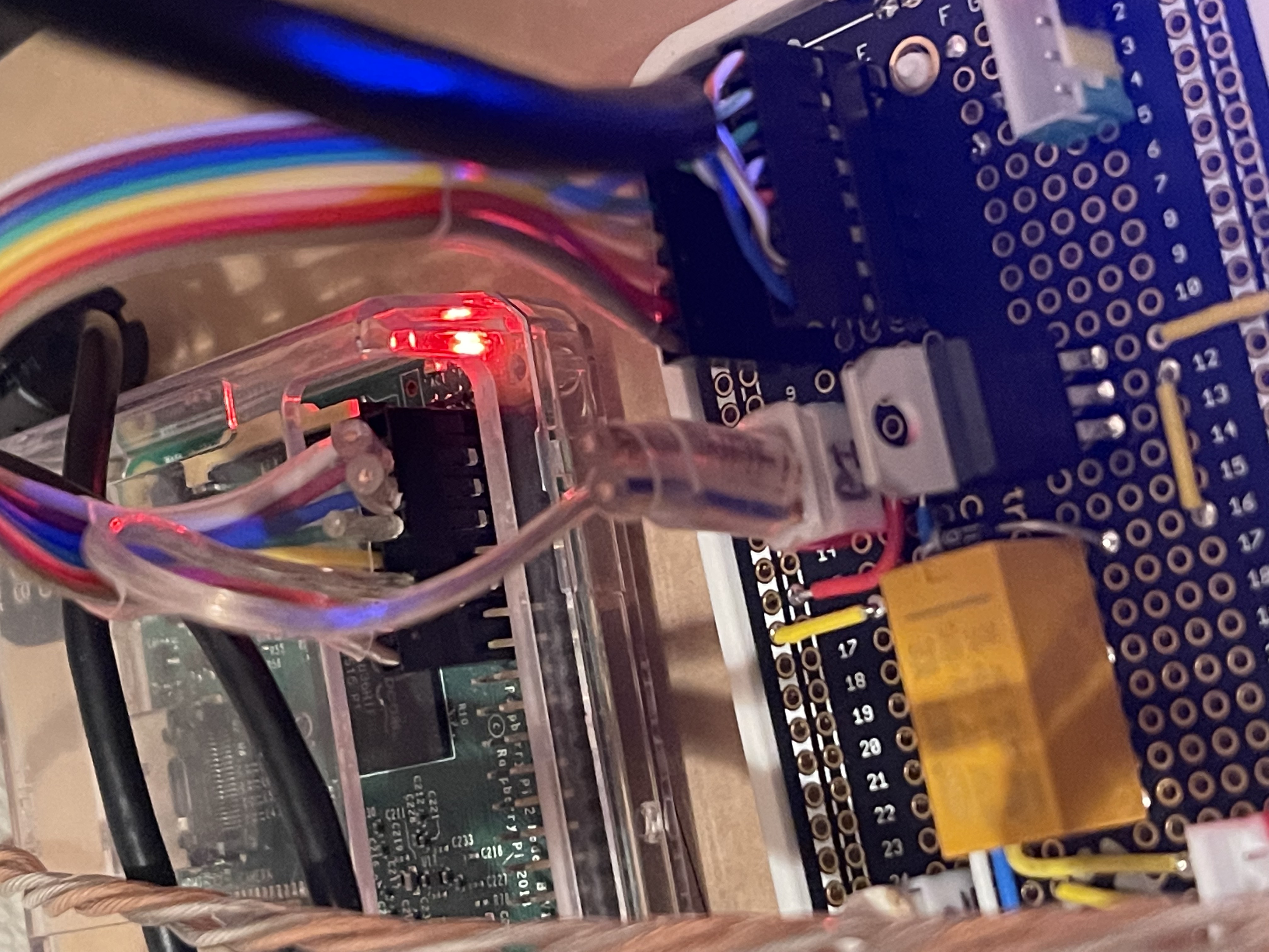 Final solution: cut the power wires and use a USB adaptor